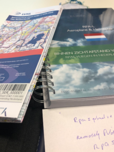 Studieboeken en luchtkaarten